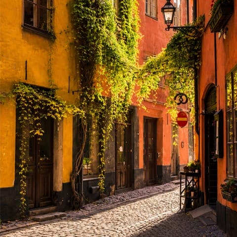 Promenera på gatorna i Stockholms Gamla stan