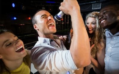 Din guide till att sjunga karaoke i Stockholm